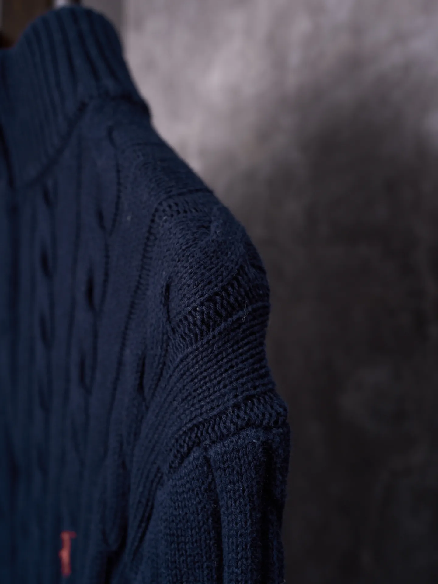 P420 Actual auction] Ralph Lauren/Ralph Lauren embroidered cable knitted half-zip sweater [Ready stock] S M L Zippered half-high collar design, just the right amount of splendor. Interpret high-end style with unique details. Adhere to the timeless elegance and taste. Use imported machine embroidery technology. Use advanced computer control system and precision mechanical components to realize the iconic pony embroidery operation. High precision. Smooth and delicate lines. Three-dimensional cable weaving. Through clever shifting and interweaving of coils, adjacent coils are cross-shifted to form a twisting effect. The lines are smooth and regular. Time-consuming and labor-intensive. Ready-made clothes are washed and softened to remove odors. Use professional washing equipment and specific detergents to deeply clean and deodorize clothes, improve the feel and appearance of clothes, and improve the fit.